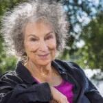 Margaret Atwood répond à l’interdiction de La Servante écarlate dans les écoles de l’Alberta