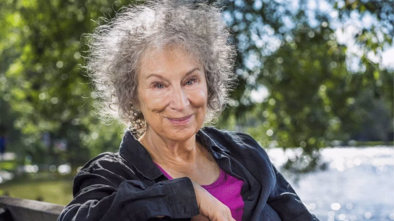 Margaret Atwood répond à l’interdiction de La Servante écarlate dans les écoles de l’Alberta