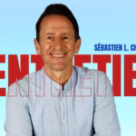 Affiche de l’entrevue Littéraca avec l’auteur Sébastien L. Chauzu. Sur fond bleu clair, l’auteur sourit, accompagné du mot « ENTRETIEN » en lettres rouges et du logo de Littéraca. Ce visuel annonce une entrevue exclusive autour de son roman Antisèches et de son univers littéraire.