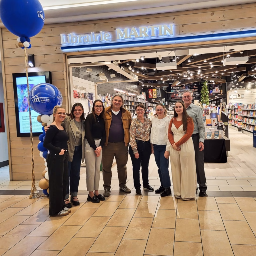 Pose Photo entre l'ecrivain Michel Jean et les responsables de la librairie