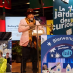 Montage de photos du Salon du livre de Montréal : drapeau acadien, une personne à un lutrin donnant une allocution, panneau « Le jardin des curiosités », arche « Bienvenue ! » pour l’espace jeunesse, décorations colorées et visiteurs dans les allées.