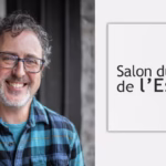Portrait de de Philippe Collard portant une chemise à carreaux bleue, photographiée à l’intérieur près d’une ouverture. À droite de l’image, le logo du Salon du livre de l’Estrie apparaît sur un fond blanc.