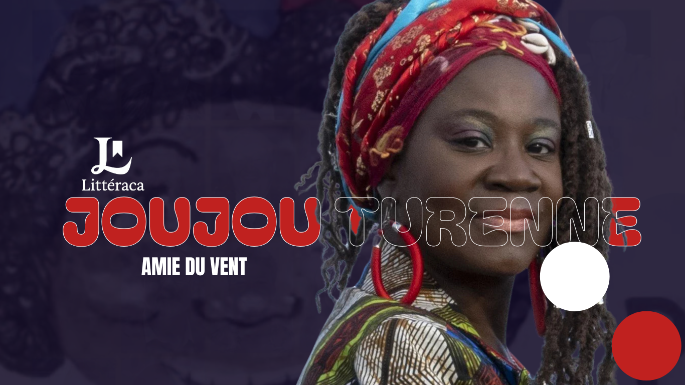 Image promotionnelle présentant Joujou Turenne en tenue traditionnelle aux couleurs chaudes, effectuant un mouvement dansé avec un éventail bleu orné de motifs dorés. À gauche, le logo de Littéraca apparaît en blanc, suivi du titre “Joujou Turenne” en grandes lettres rouges, puis du sous titre “Amie du vent”