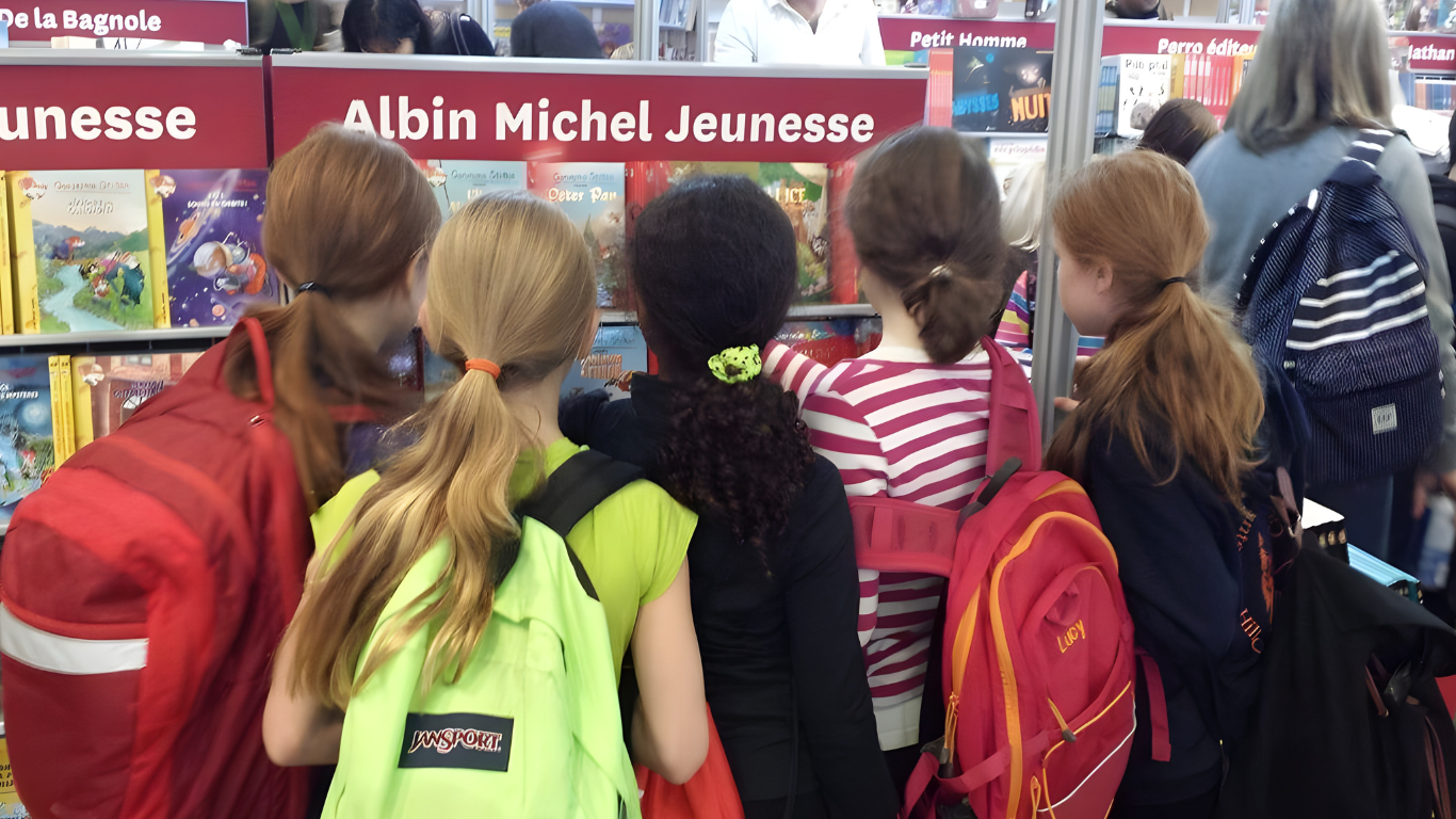 un groupe d'enfant au Salon du livre de Toronto