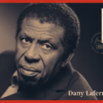 Portrait noir et blanc de Dany Laferrière figurant sur un timbre commémoratif de Postes Canada, émis à Montréal, mettant en valeur l’écrivain canadien et son héritage littéraire.
